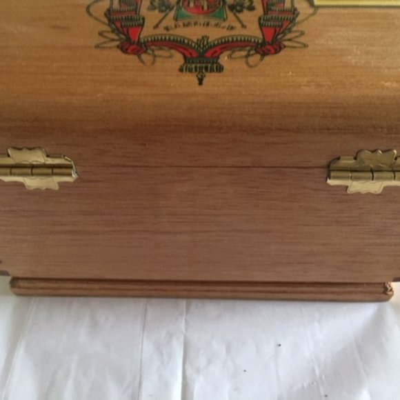 A Fuente Flor Fina 8-5-8 Cigar Box - Picture 4 of 9